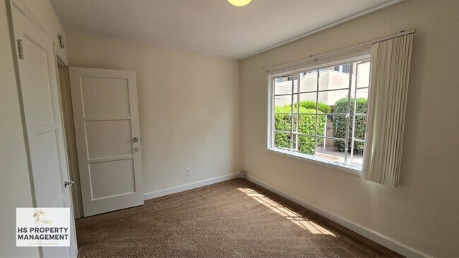 Building Photo - 303 Palm Ave