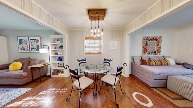 Building Photo - Super Cute One Level Home 1 mile from Toom...
