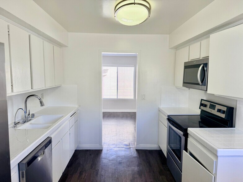 Primary Photo - 17440 Burbank Blvd