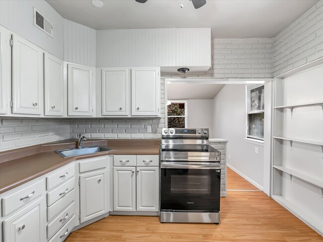 Building Photo - 9932 Jeffrey Dr