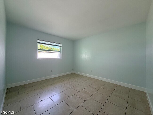 Building Photo - 323 SW 17th St