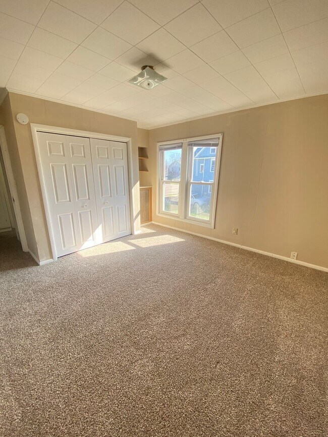 Building Photo - 217 W Irving Ave