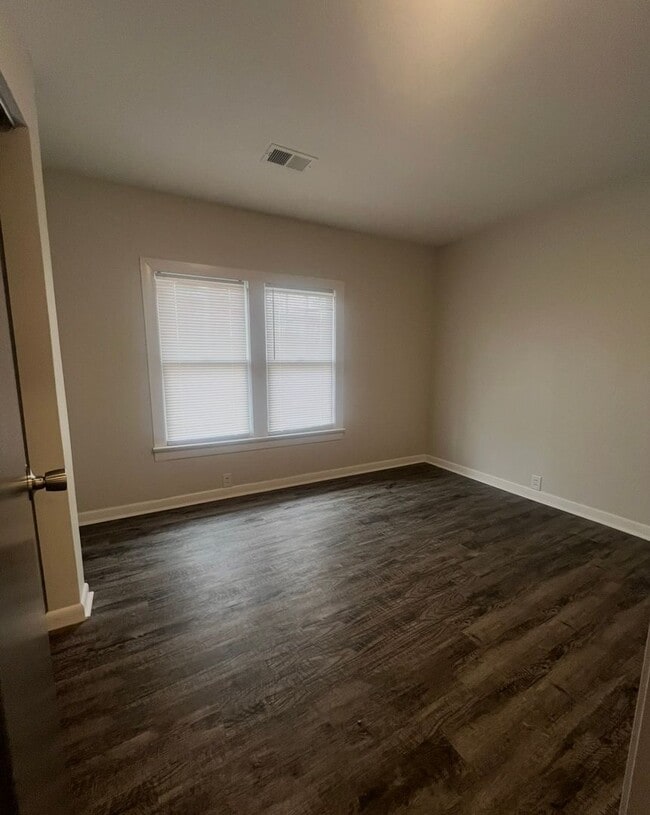 Building Photo - 4 bedroom 2 Bath - Available Now on Main Ave SW