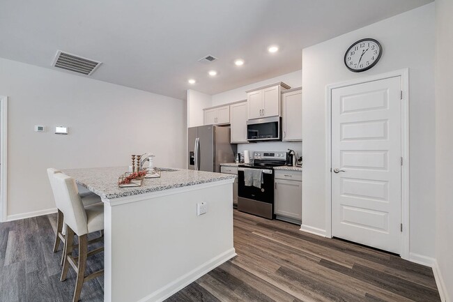 Building Photo - Luxury & Maintenance Free Living in Savann...