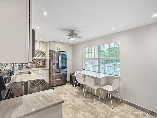 Building Photo - 3505 Oaks Way