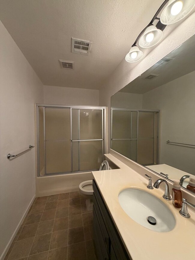 Building Photo - Beautiful 3 Bedroom House Located on Calico Lake