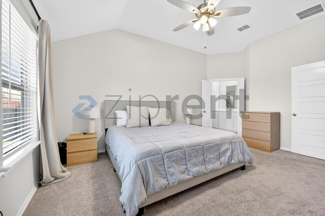 Building Photo - 2650 Streamside Dr