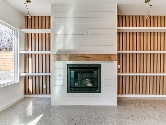 Building Photo - 605 N Idaho Ave