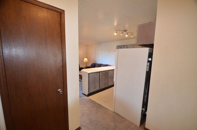 Building Photo - Dillon Valley East Condo! Great Natural Light!