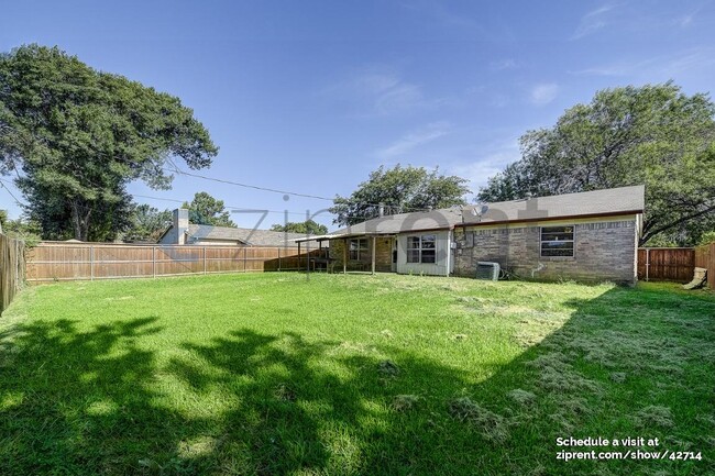 Building Photo - 400 Royal Field Dr