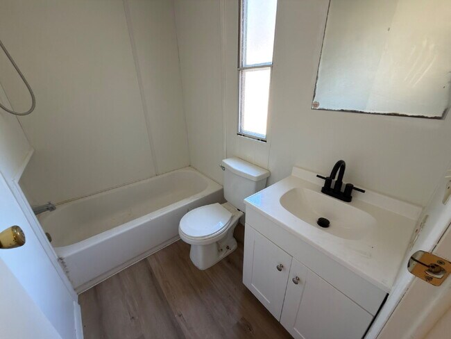 Building Photo - 3 bed 2 bath. New vinyl floors throughout.