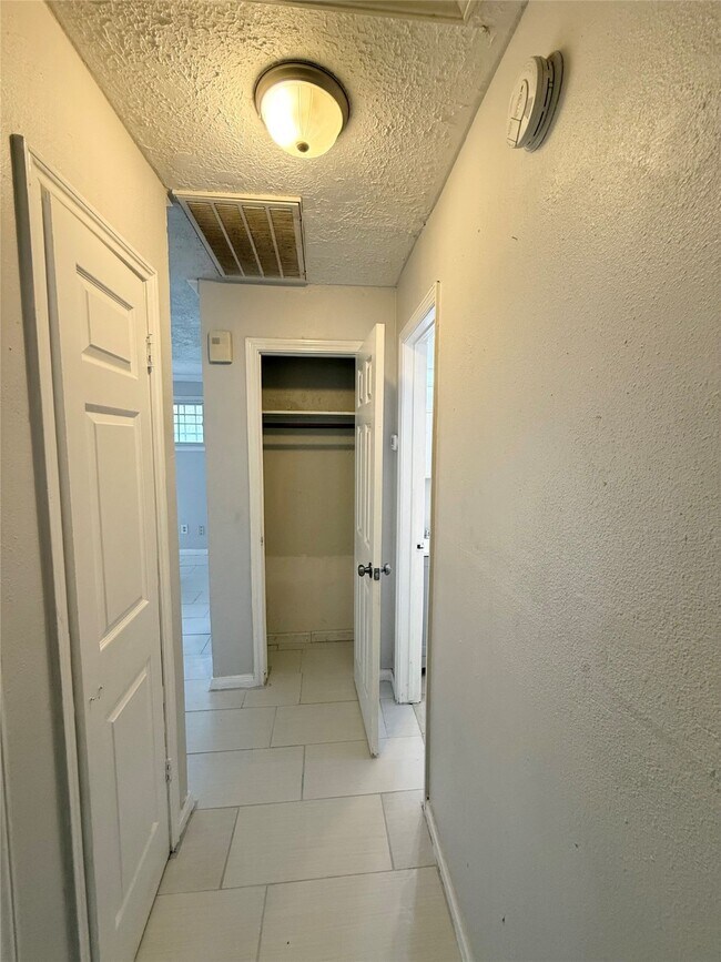 Building Photo - 3411 Drew St