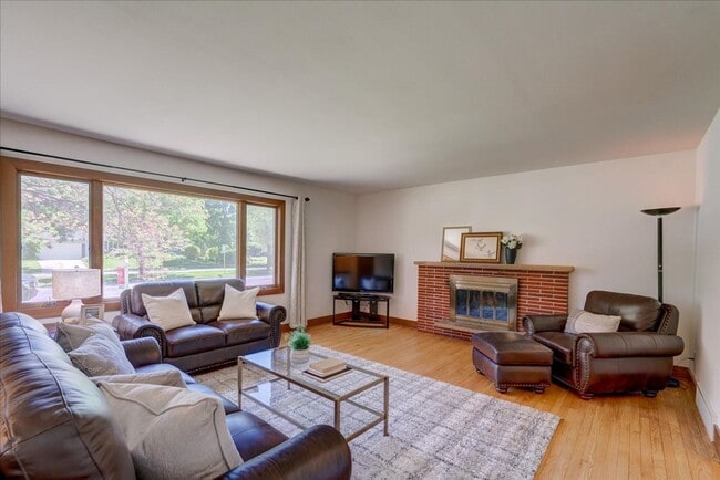 Building Photo - Move in Ready Hill Farms Ranch!