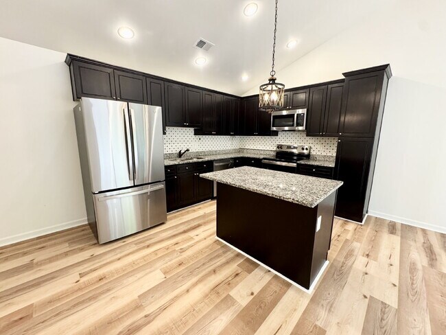Building Photo - 3 Bedroom, 2 Bath w/ Immediate Availability in Walhalla