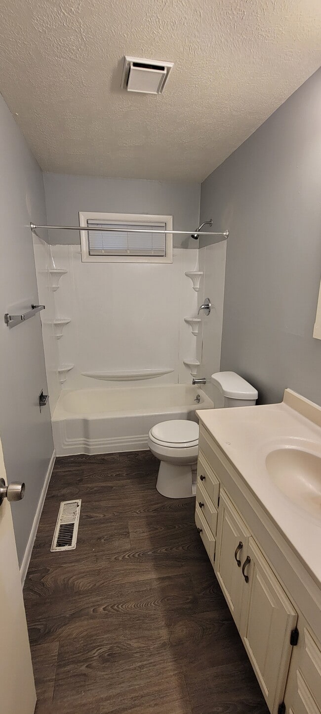 Building Photo - 905 W 24th St