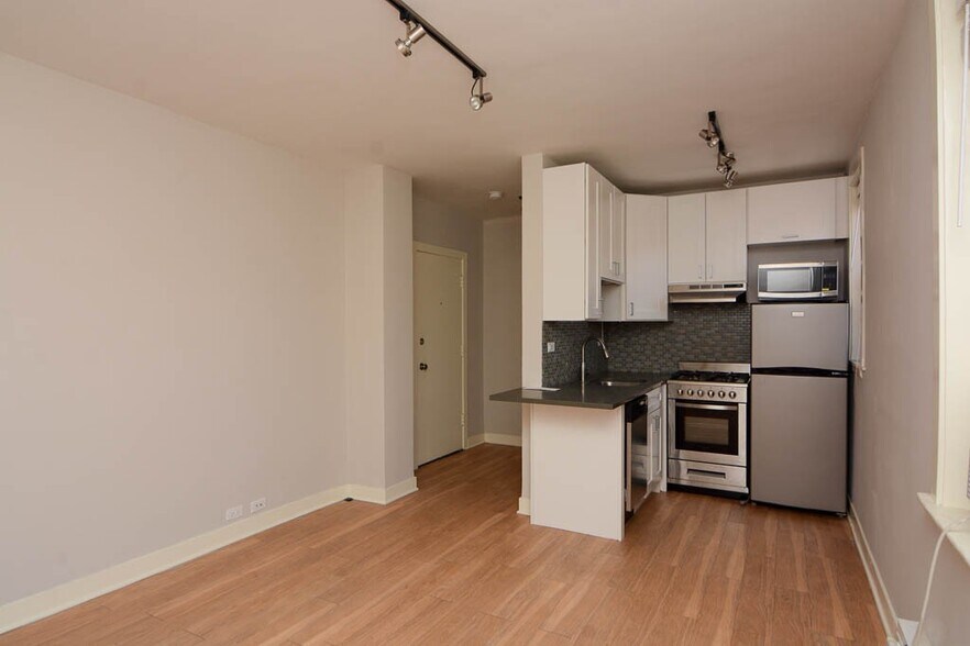 Building Photo - 511 W Belmont Ave