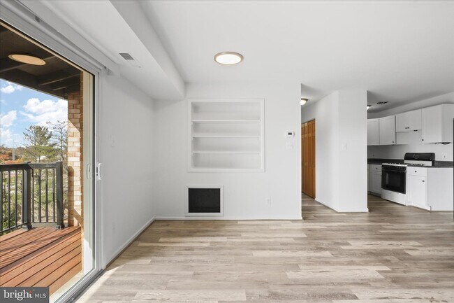 Building Photo - 214 Locust St SE