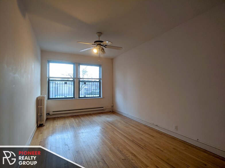 Primary Photo - 1044 W George St