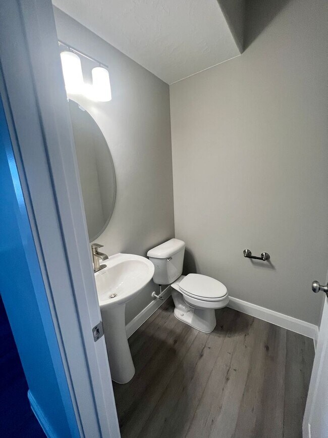 Building Photo - Beautiful newer 3 bedroom, 2.5 bathroom townhome! Amazing views!