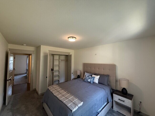 Building Photo - Charming Furnished 3-Bedroom 2 Bath Home i...