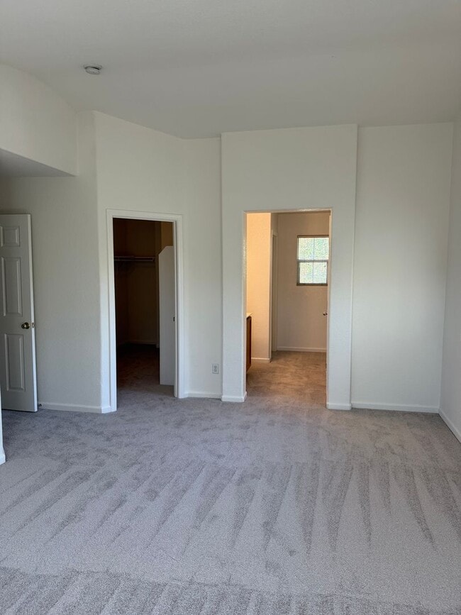 Building Photo - LARGE CORNER LOT 2 STORY 4 BED HOME IN MATHER