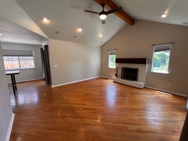 Building Photo - Beautiful home for rent in Visalia!