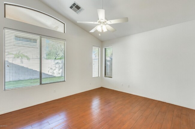 Building Photo - AVAILABLE NOW: Gorgeous 3 Bedroom 2 Bathro...