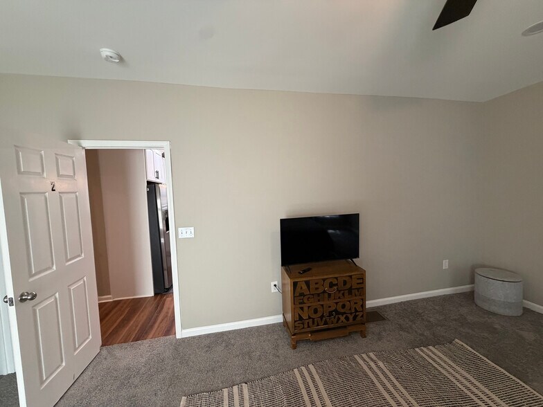 Building Photo - Room in House on Bolton Rd NW