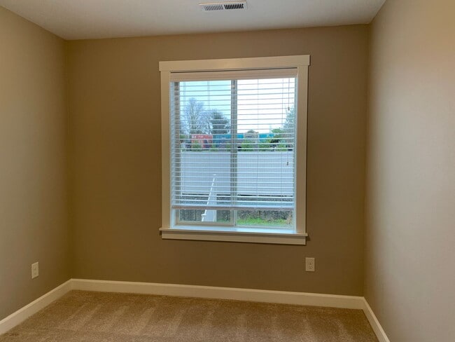 Building Photo - LUXURY 4 BD TOWNHOME! GATED PARKER VILLAGE...