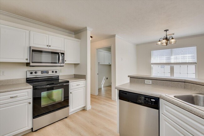 Building Photo - 909 Watsonia Dr