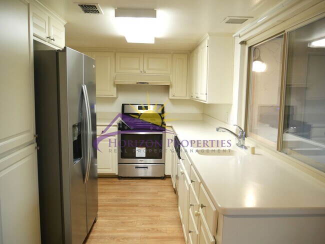 Building Photo - 3 Bed 2.5 Bath 1,380 sqft Townhome in Carmichael