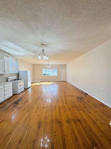 Building Photo - 2200 W 37th St