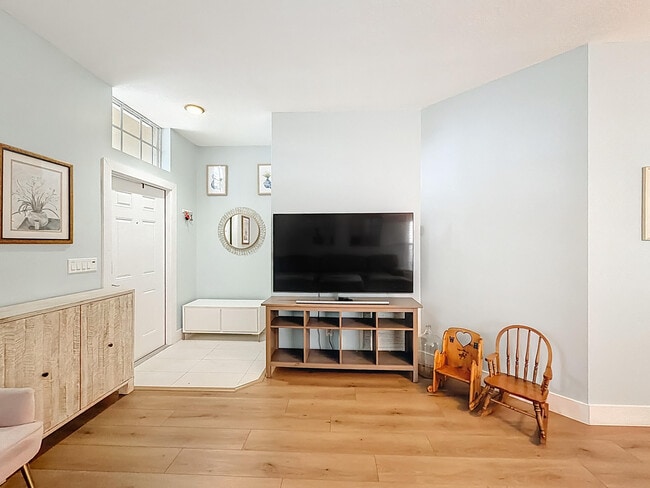 Building Photo - 1143 Canoe Point