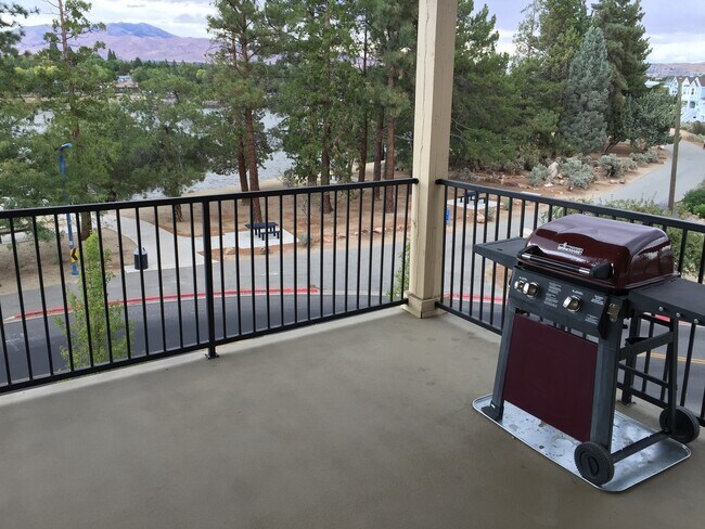 Building Photo - Lake View Resort Style Condo - Garage & Po...