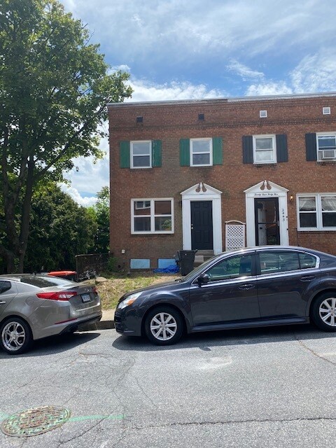 Primary Photo - 2447 Duke St