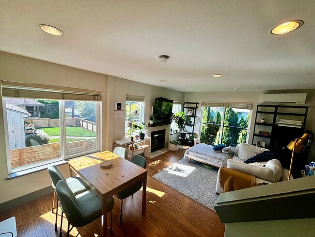 Building Photo - Amazing Phinney Ridge/Greenlake Home