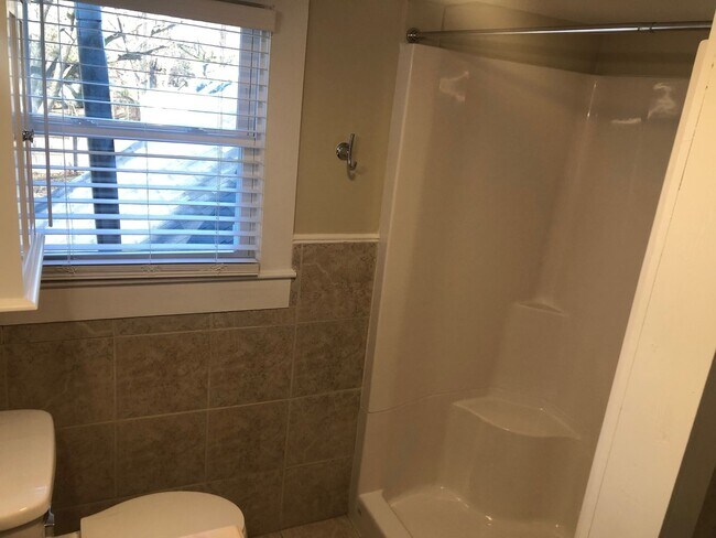 Building Photo - Four bedroom, 2 bath house in Burlington