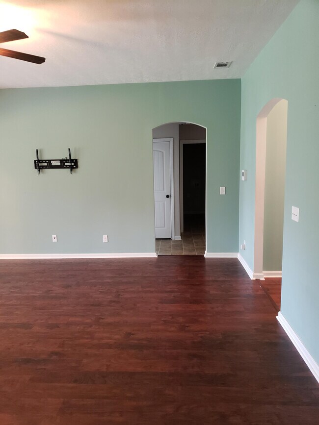 Building Photo - 3237 Alexandria Dr