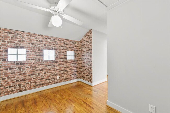 Building Photo - 1604 Reinerman St