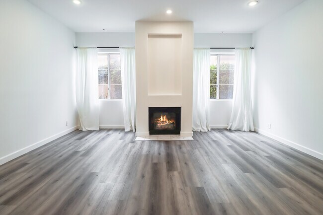 Building Photo - 11920 Goshen Ave