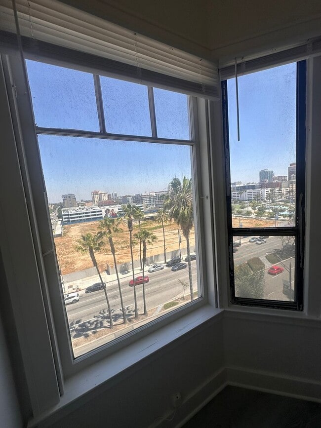 Building Photo - Bright & Spacious 1 Bed / 1 Bath in the He...