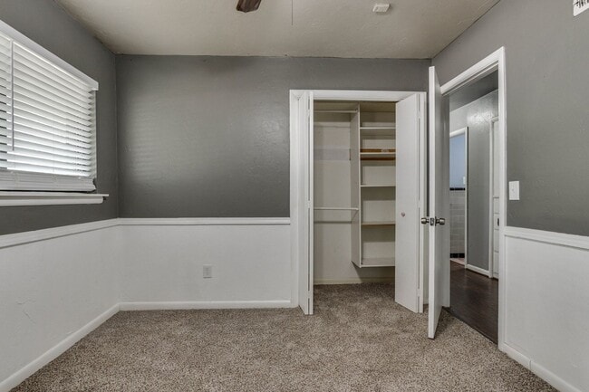 Building Photo - Spacious mid-century ranch home in Clegern