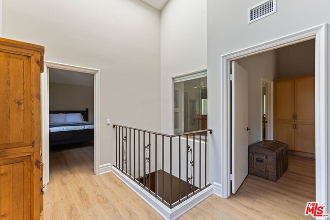Building Photo - 1541 Palisades Dr