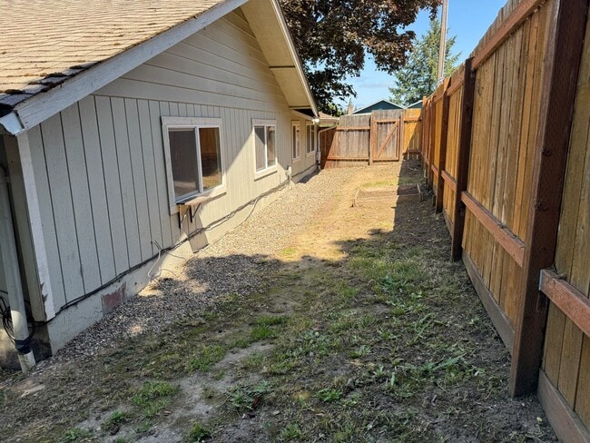 Building Photo - Charming 2-bedroom, 1-bath duplex in Springfield, OR