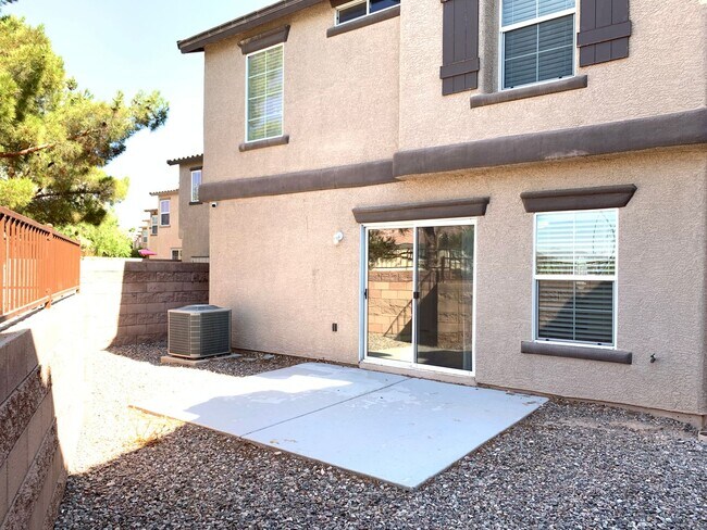 Building Photo - 3 Bedroom House in gated community