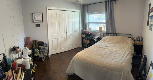 Building Photo - Discover the Allure of this Charming, Downtown 3 bedroom/2 Bath!