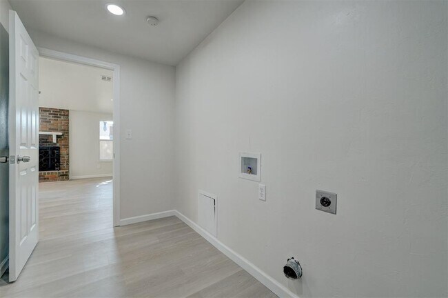 Building Photo - 11601 Matthews Ave