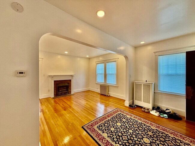 Building Photo - 107 E Elm Ave