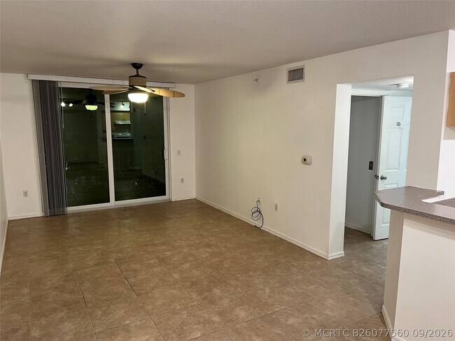 Building Photo - 913 Villa Cir