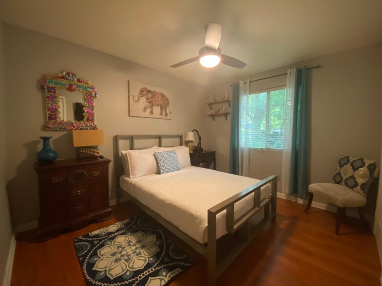 Building Photo - 1804 Holly St